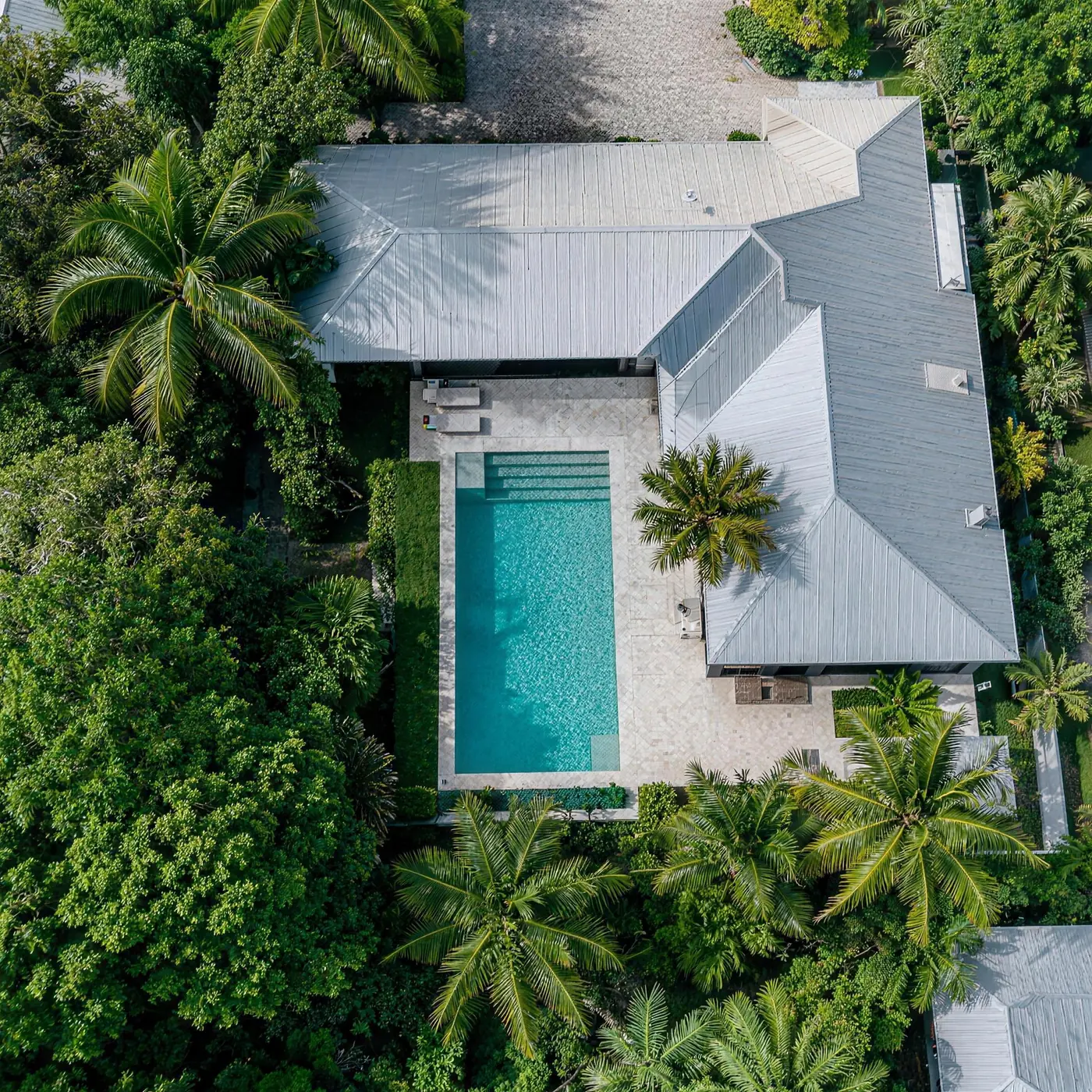 Toma aérea cenital de una casa con alberca
